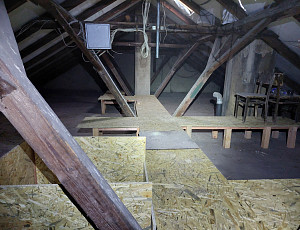 Zateplení stropu bytového domu pomocí foukané izolace